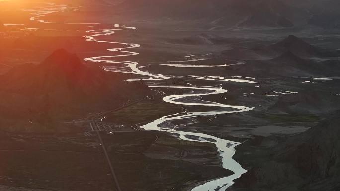 航拍西藏珠峰蜿蜒曲折河流日落风光