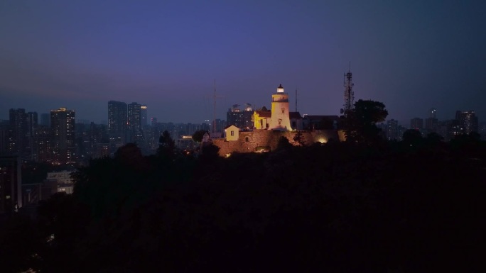 澳门夜山上的桂亚灯塔