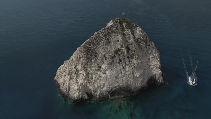 空中无人机拍摄的扎金索斯岛北部蓝色洞穴的标志性地质现象，有着深蓝色的岩石海景