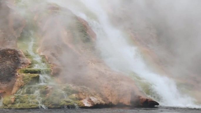黄石国家公园怀俄明州温泉的火洞河大桥