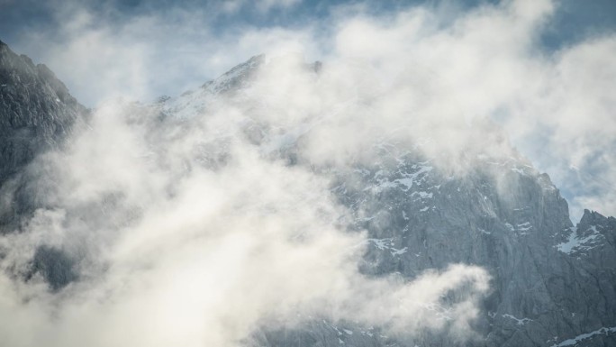 峰顶的楚格峰雪山峡谷云雾缭绕高山冰峰