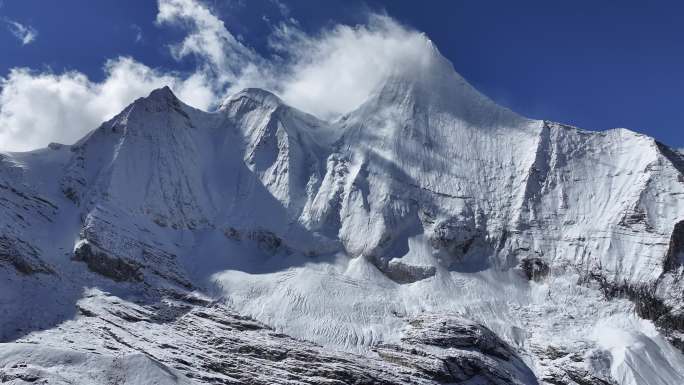 稻城亚丁央迈勇雪山航拍