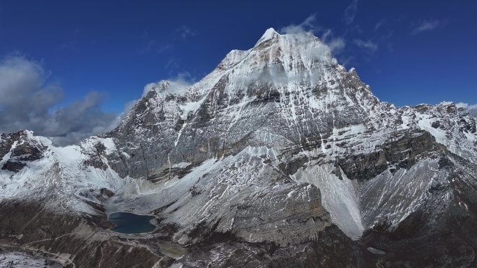 壮丽巍峨大气雄伟雪山航拍