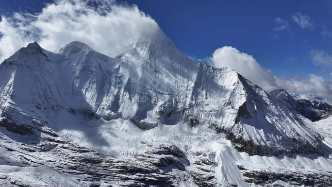 稻城亚丁央迈勇雪山航拍