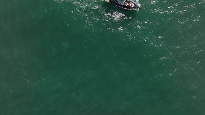 航拍威海湾里拖网捕捞的单拖渔船