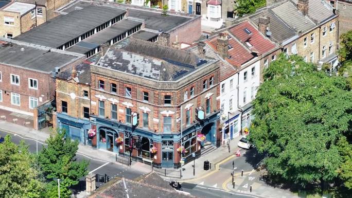 英国伦敦街角的酒吧。典型的联排别墅。空中