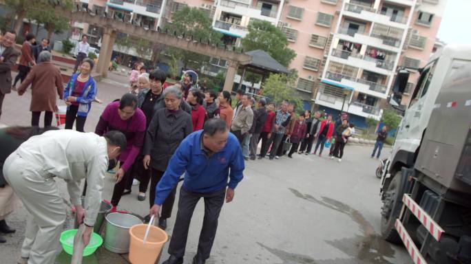 小区停水市政车解决居民生活用水