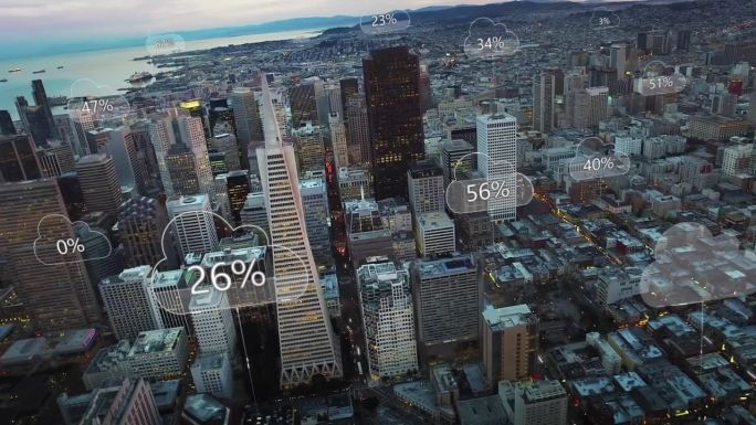 空中智慧城市。网络连接和带有百分比的云计算图标。技术理念、数据通信、人工智能、物联网。旧金山天际线。