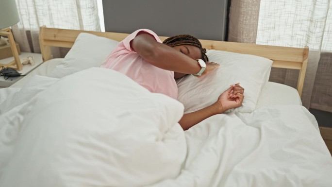 非裔美国妇女躺在床上被卧室的噩梦惊醒