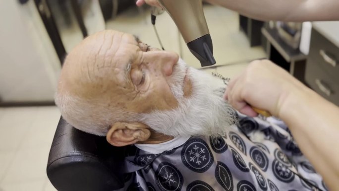 白发和白胡子的老人头发和胡子剪4K库存视频