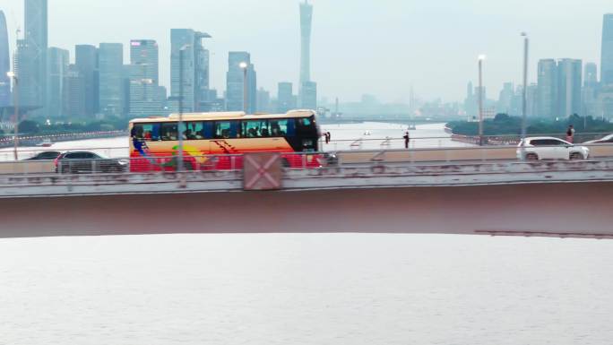 4K航拍广州上下班高峰期的桥上车流