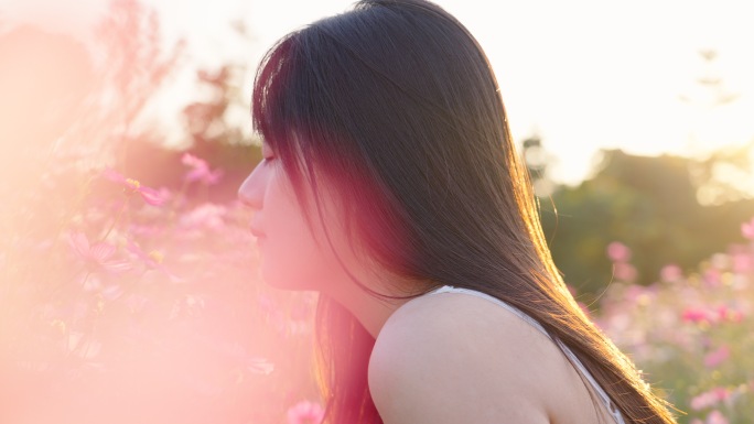 美女闻花唯美浪漫意境