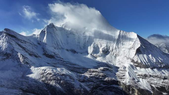 稻城亚丁央迈勇雪山航拍