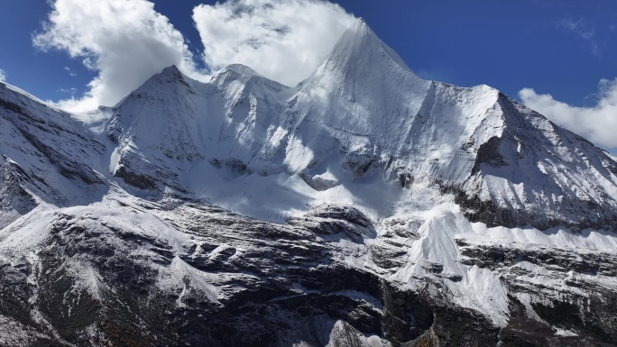 稻城亚丁央迈勇雪山航拍