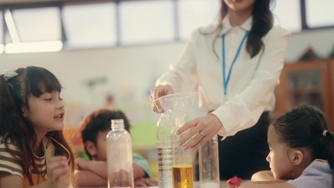 年轻科学家在学校实验室兴奋地发现化学反应。幼儿园。回到学校。Calssroom。教育。