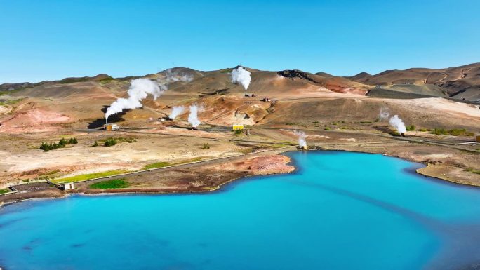 正在工作的现代地热能发电厂，坐落在冰岛风景如画的火山景观中。