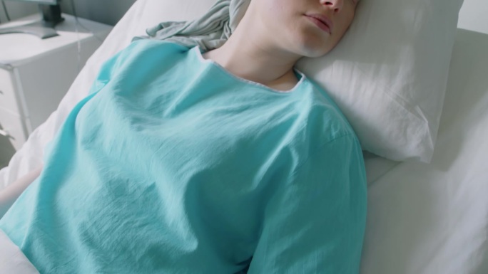 癌症患者在病房化疗期间睡觉