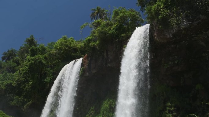 阿根廷的伊瓜苏瀑布，阳光明媚的南美天气条件，美丽的丛林瀑布，两个大的慢动作瀑布，伊瓜苏瀑布的全景