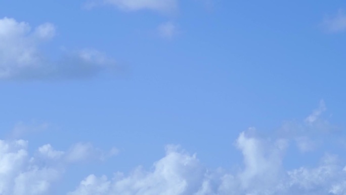 壮观，千变万化的天空:漂浮的云对着无尽的蓝色，一个精致的自然背景。梦见飞行和飞机窗外的景色