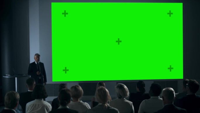 企业活动:白人男性科技公司CEO在初创公司办公室会议室用绿幕Chromakey投影仪向同事做演示。男