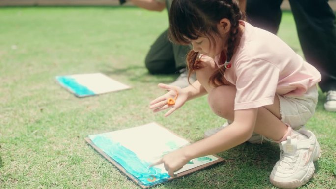 小学小朋友在校园跟热心老师学习水彩画。幼儿园。回到学校。艺术家。