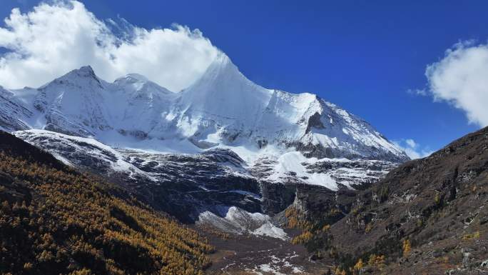 稻城亚丁央迈勇雪山航拍