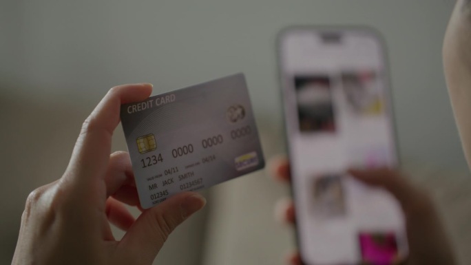 人们使用智能手机和信用卡进行网上购物