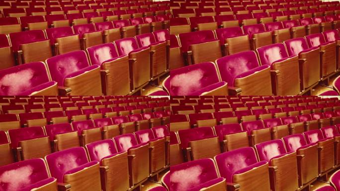 在空荡荡的音乐厅里，一排排老式的红丝绒剧院观众座位