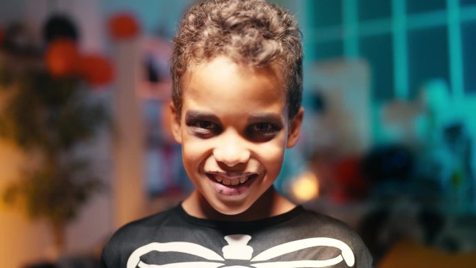 穿着万圣节服装的非裔美国孩子在镜头前微笑，气氛诡异