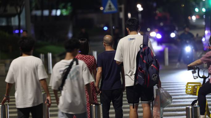 夜晚过马路的人群3