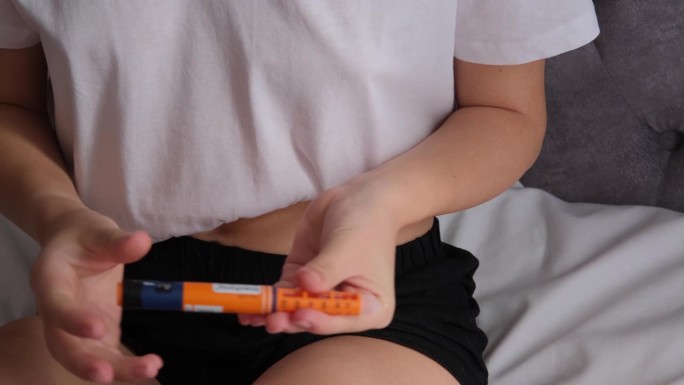糖尿病儿童正在腹部皮下注射胰岛素。