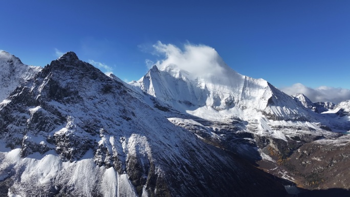 稻城亚丁央迈勇雪山航拍