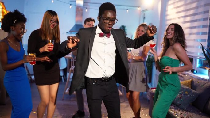 一群多种族的人在家庭聚会上跳舞，玩得很开心