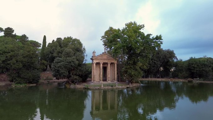 罗马(意大利首都)波勒盖塞别墅的埃斯库拉皮乌斯神庙。该建筑建在别墅湖的人工岛上。多莉。
