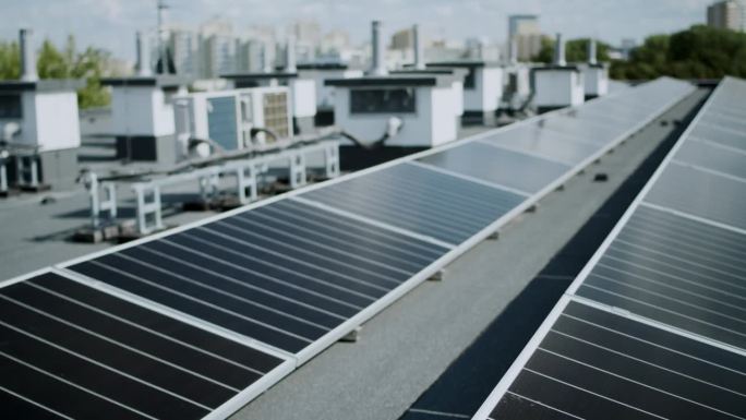 一排排的太阳能电池板安装在屋顶上