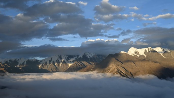 子梅垭口日照金山