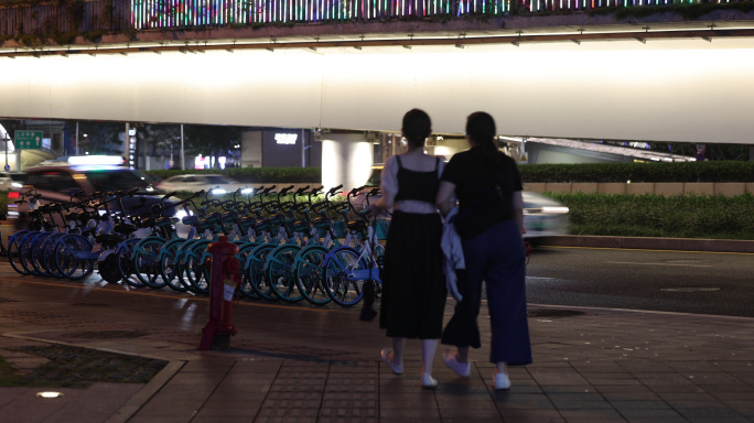 夜晚一排排的共享单车
