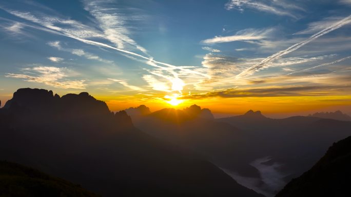 航拍大山日出