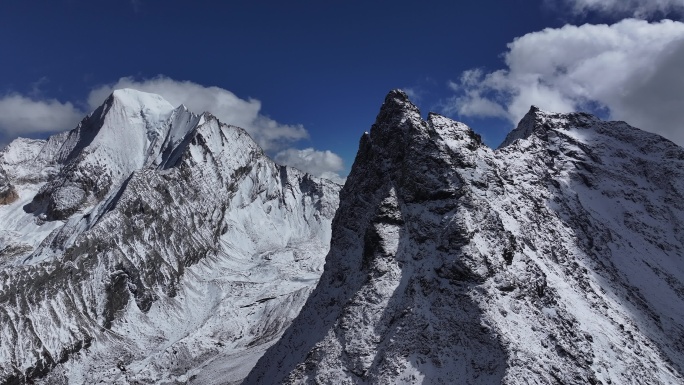 壮丽巍峨大气雄伟雪山航拍