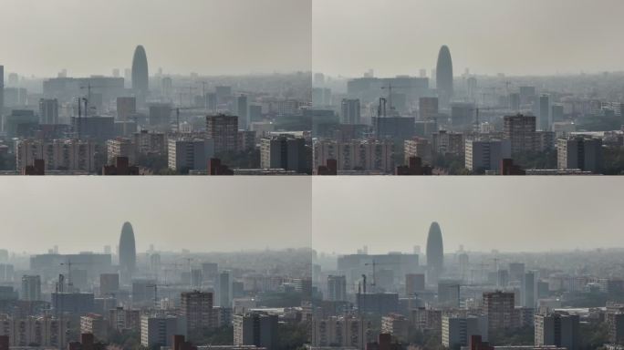 多云晴朗大雾巴塞罗那城市景观著名的现代办公大楼建筑面积航拍全景4k西班牙