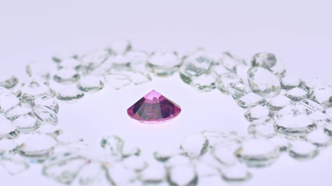 一颗粉红色紫水晶钻石镶嵌在白色钻石中间。