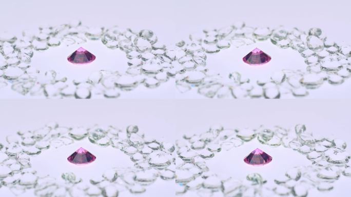 一颗粉红色紫水晶钻石镶嵌在白色钻石中间。