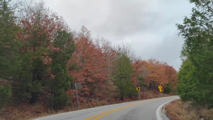 在美丽的高峰秋天的路上开车秋天树叶鲜艳的颜色树木离开阿肯色州的风景乡村