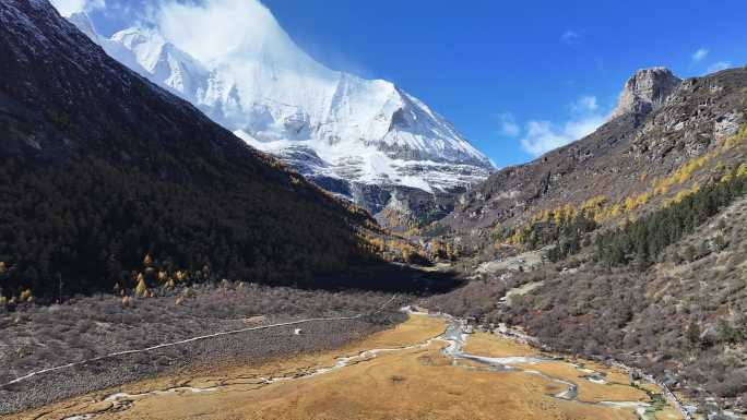 稻城亚丁洛绒牛场秋景航拍