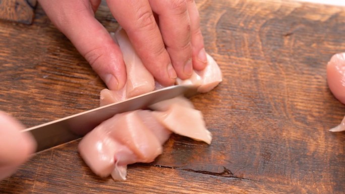 屠夫肉刀肉在木制砧板上。高品质4k画面