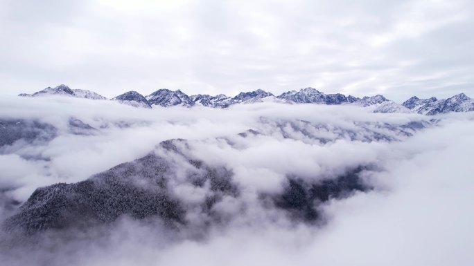 航拍穿云雪山