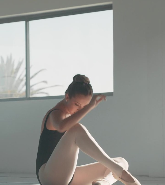 创意舞蹈，芭蕾舞者或女子在地板上的健身房，学院或班级灵活的身体，精力和天赋。芭蕾舞演员在舞蹈室接受现