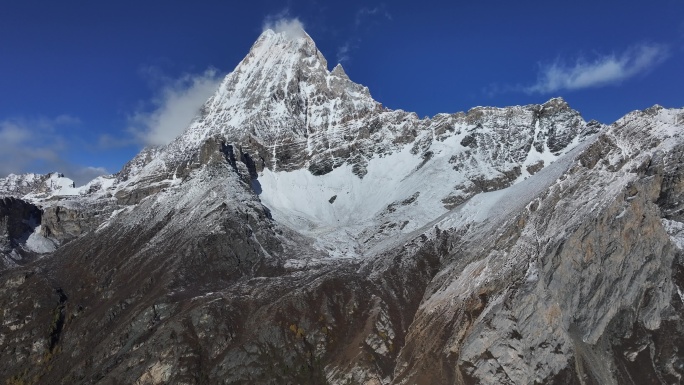 壮丽巍峨大气雄伟雪山航拍