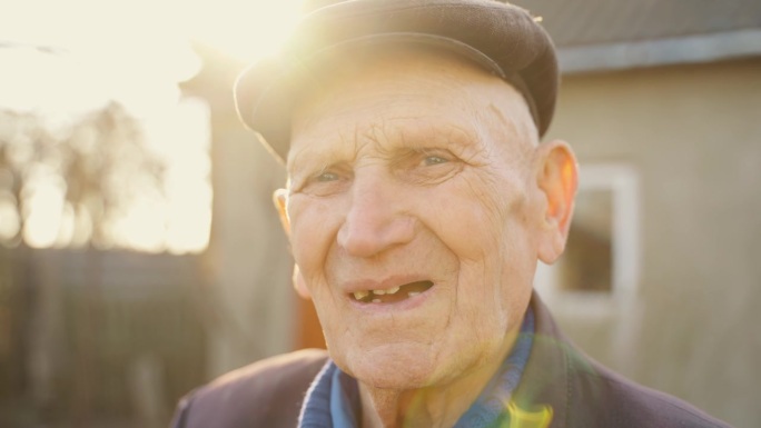 一个老人的画像，脸上洋溢着喜悦的情绪。