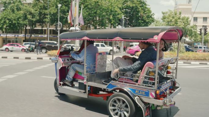 曼谷充满活力的爱与冒险之旅:年轻夫妇探索标志性地标和当地出租车。